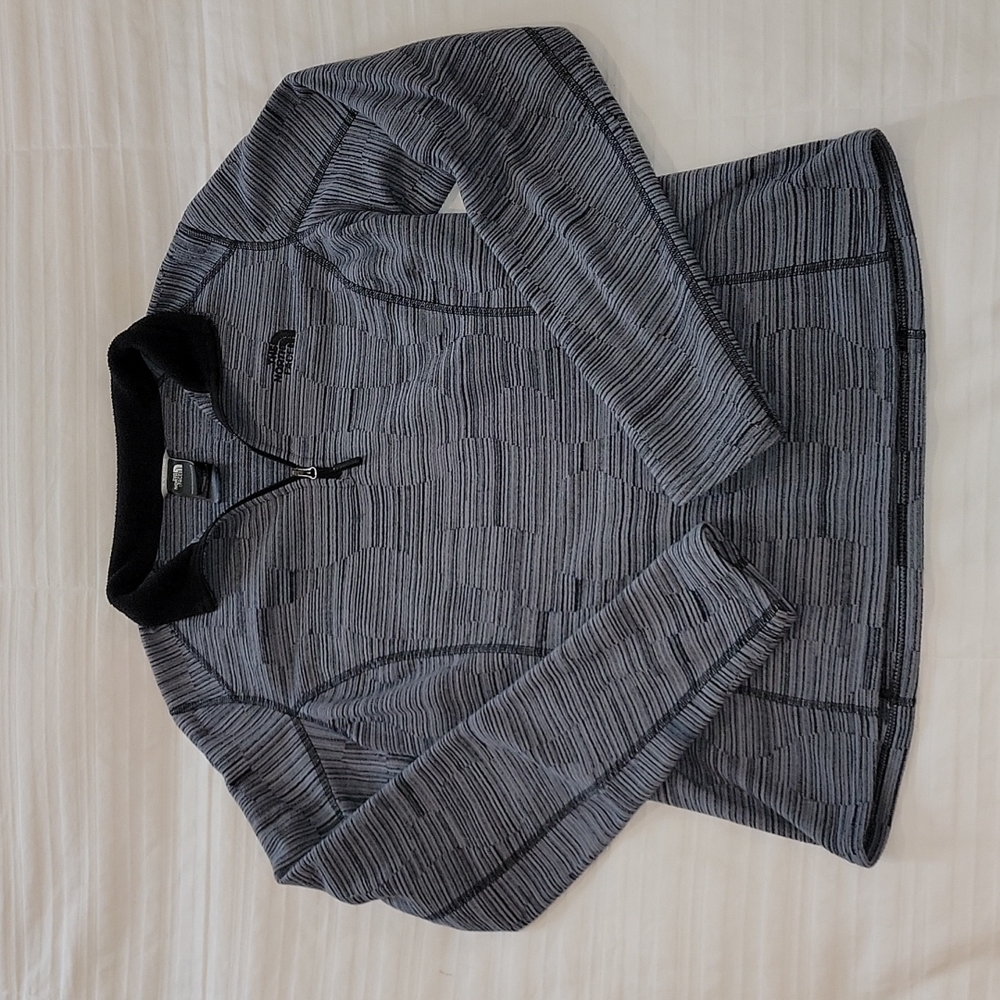 Women The North Face fleece partial- zipper pull-over.